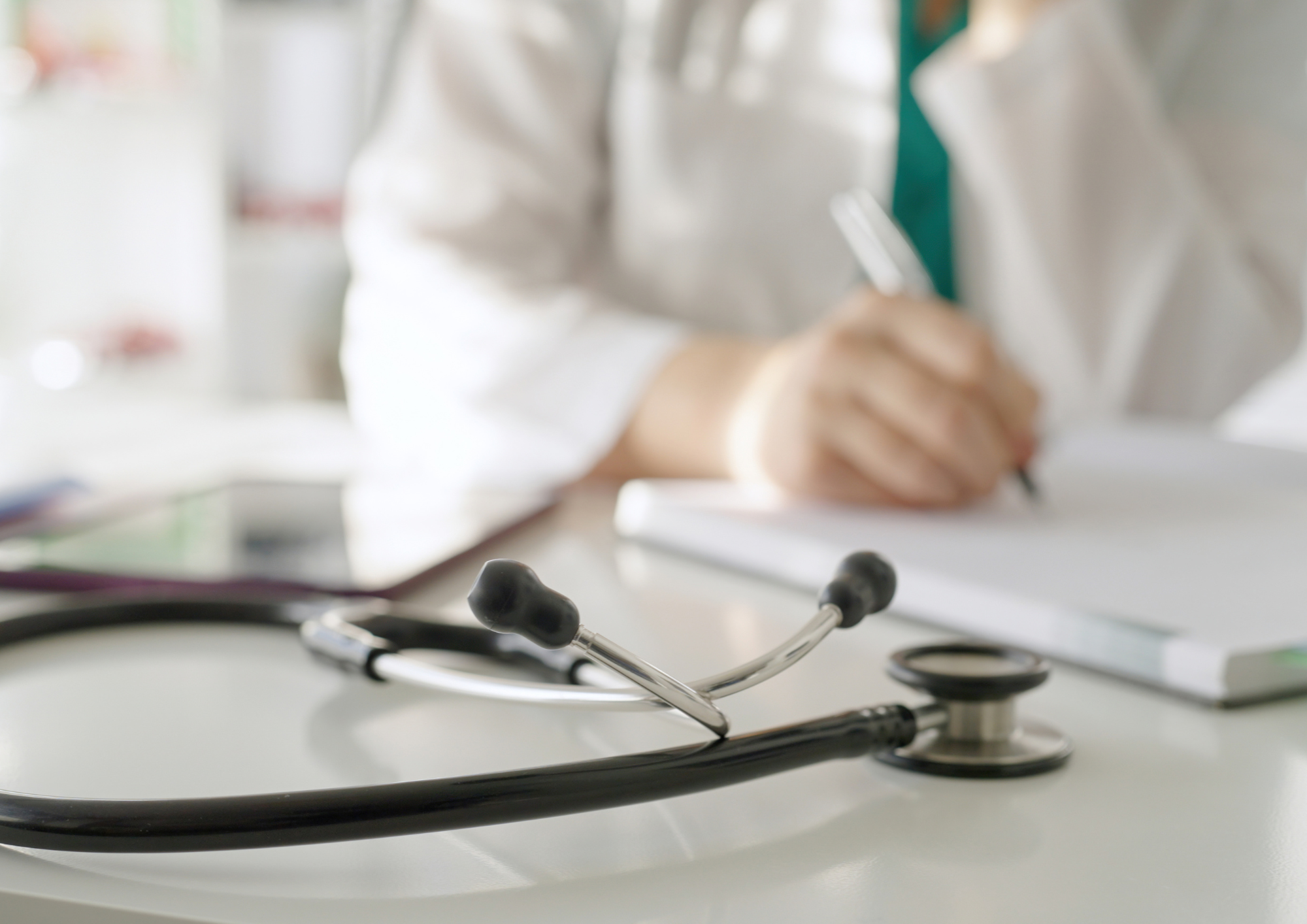 Stethoskop auf Schreibtisch als Symbol für steuerliche Beratung von Ärzten durch die Dr. Hollmann Steuerberatungsgesellschaft mbH.