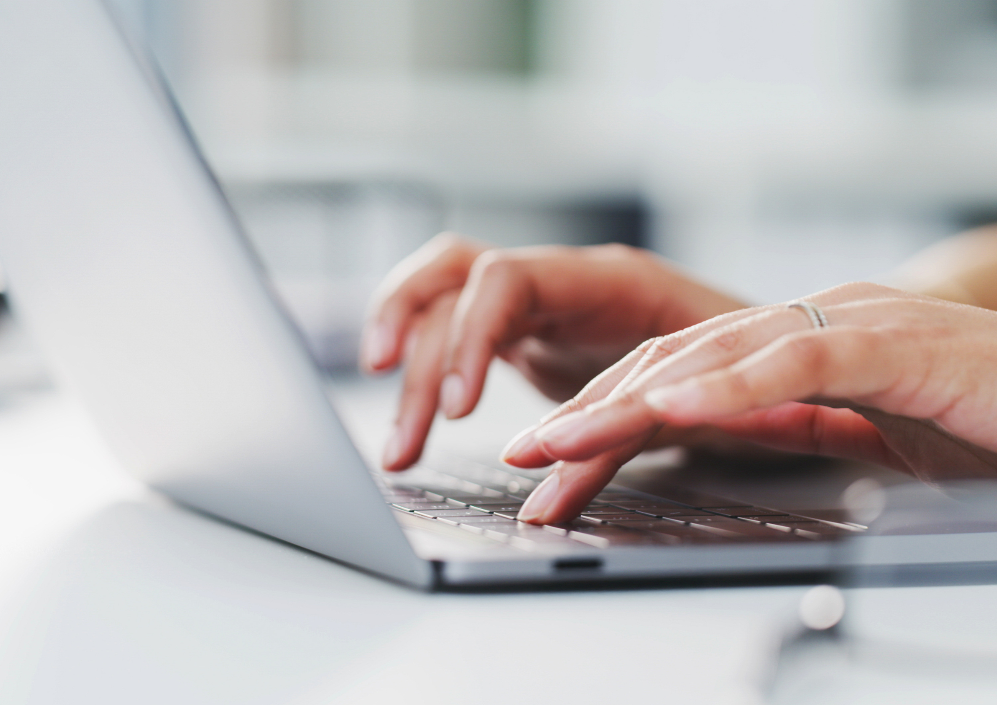 Arbeit am Laptop als Symbol für digitale Steuerberatung und Buchhaltung für Dienstleistungsunternehmen.