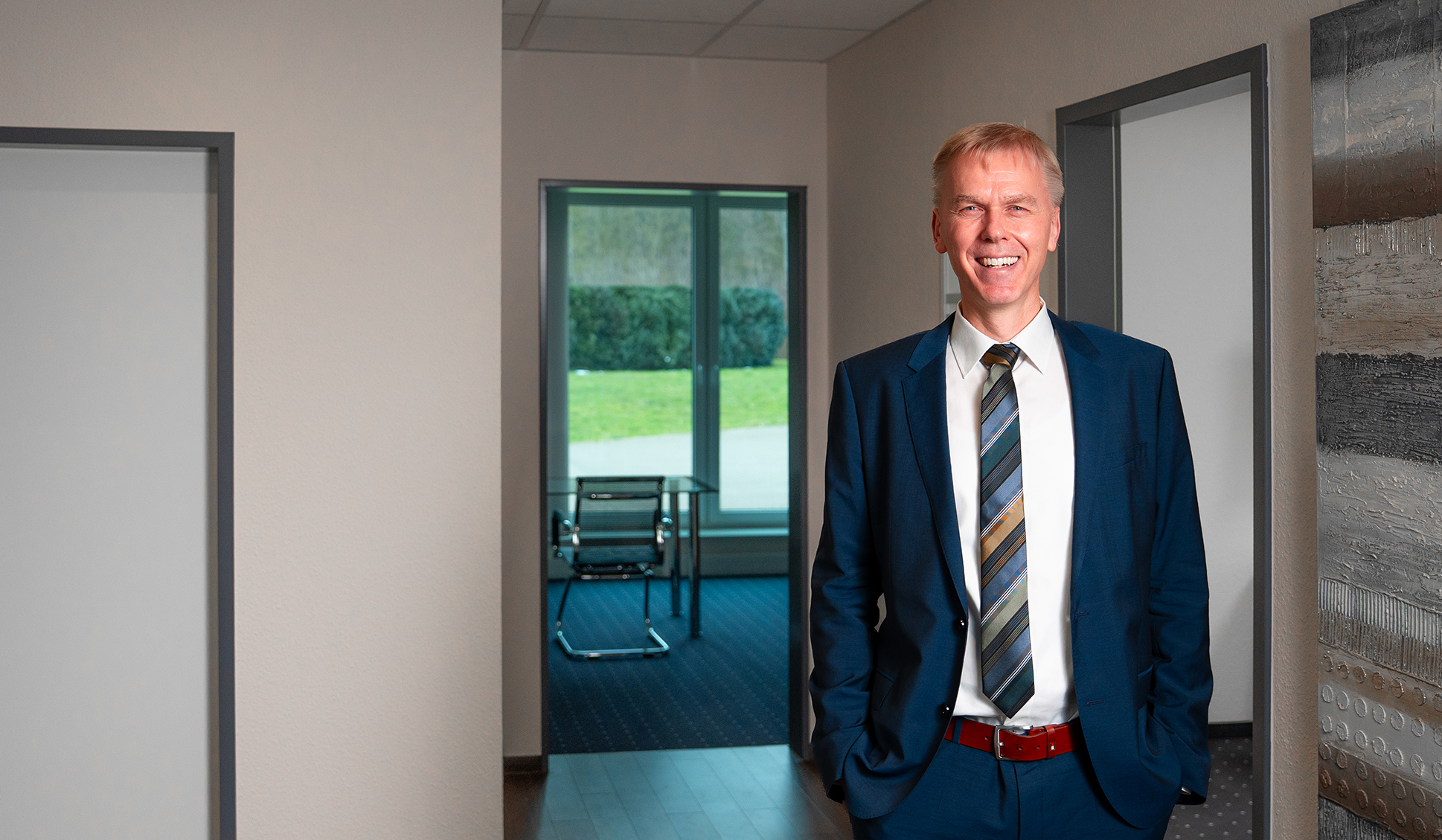 Sebastian Hollmann, Steuerberater in Rheda-Wiedenbrück, im modernen Büro der Kanzlei Dr. Hollmann Steuerberatungsgesellschaft mbH.