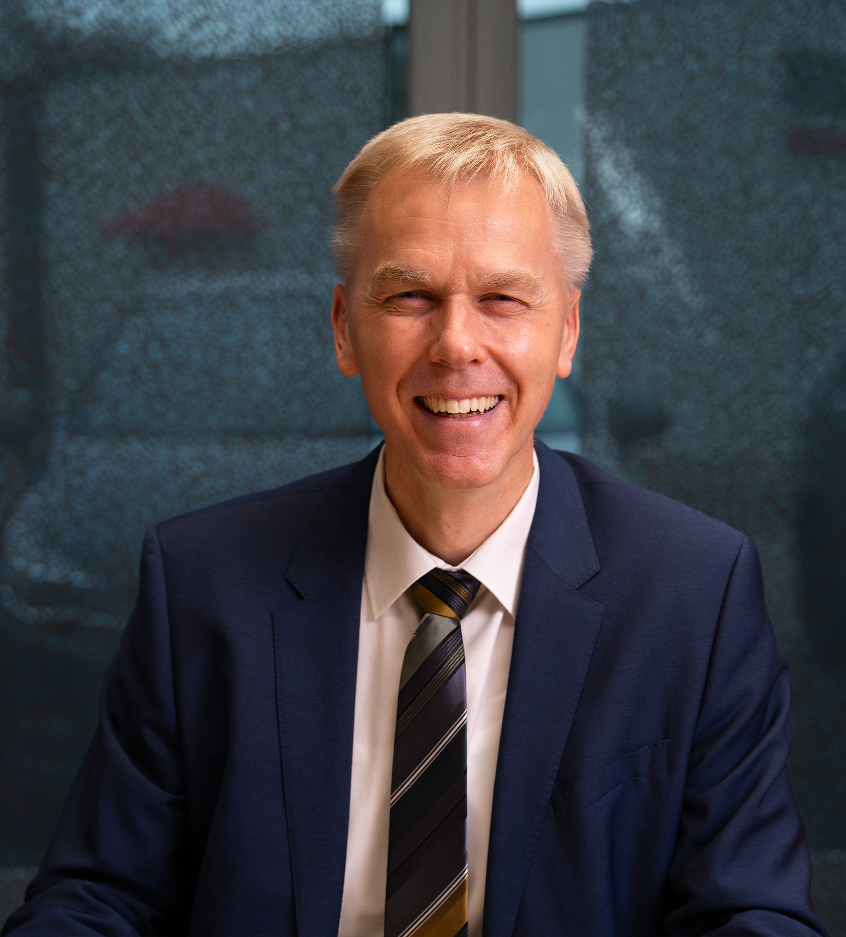 Porträt von Steuerberater Sebastian Hollmann, Inhaber der Dr. Hollmann Steuerberatungsgesellschaft mbH in Rheda-Wiedenbrück.