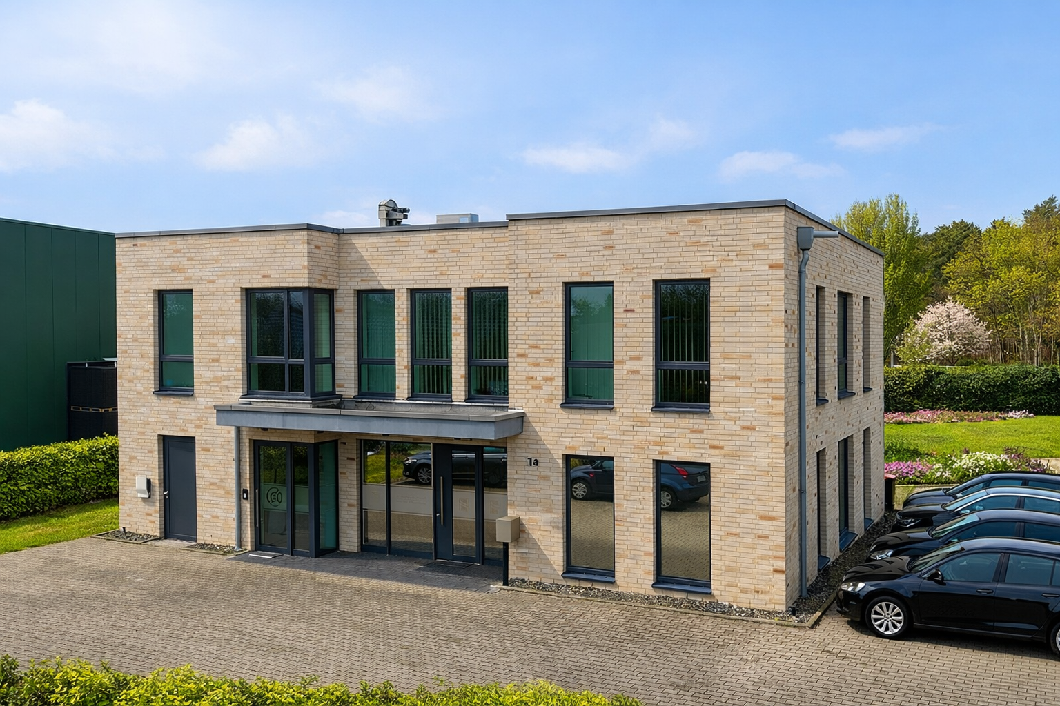 Außenansicht der Dr. Hollmann Steuerberatungsgesellschaft mbH in Rheda-Wiedenbrück im Frühling.