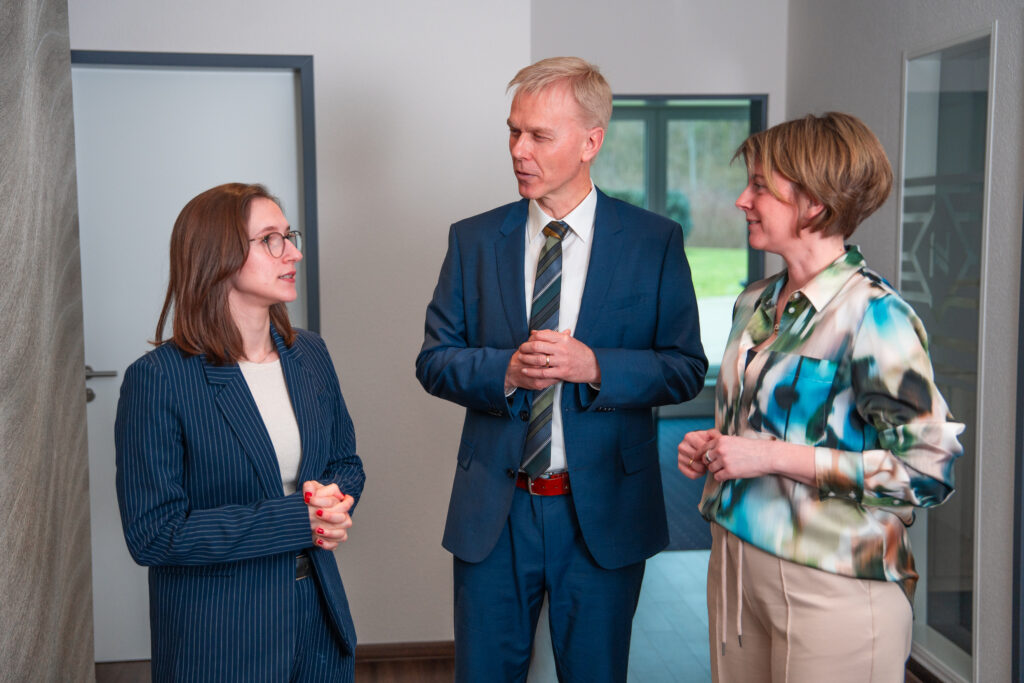 Steuerberater und Mitarbeiterin der Kanzlei Hollmann im Gespräch im Büro in Rheda-Wiedenbrück