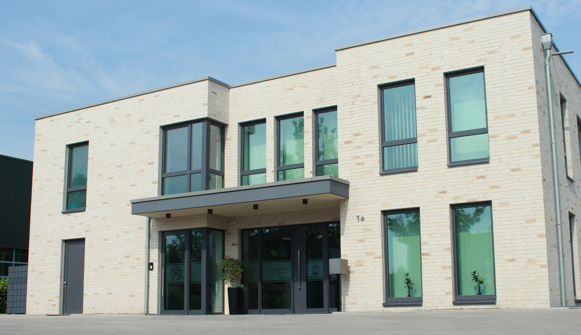 Außenansicht der Kanzlei Dr. Hollmann Steuerberatungsgesellschaft mbH in Rheda-Wiedenbrück.