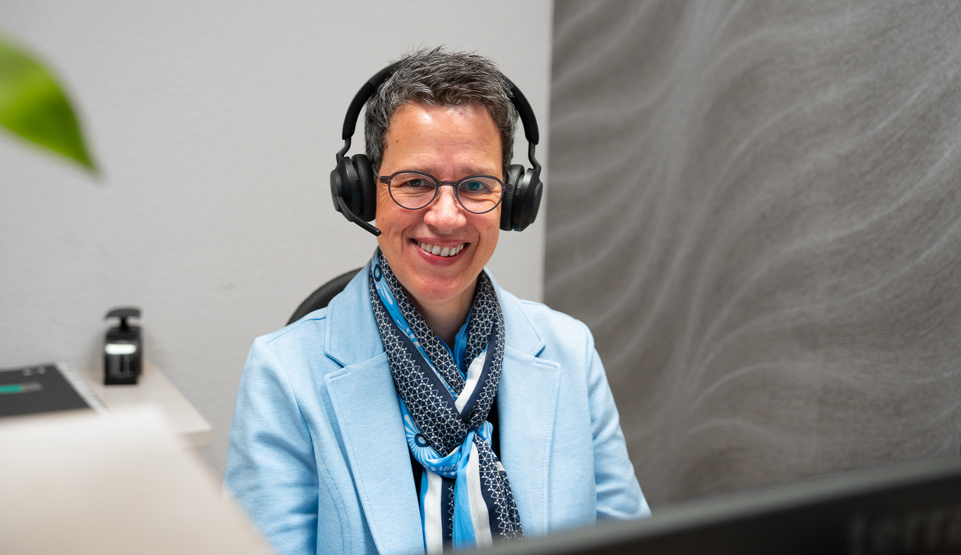 Mitarbeiterin der Steuerkanzlei Dr. Hollmann im Kundengespräch per Headset in Rheda-Wiedenbrück.