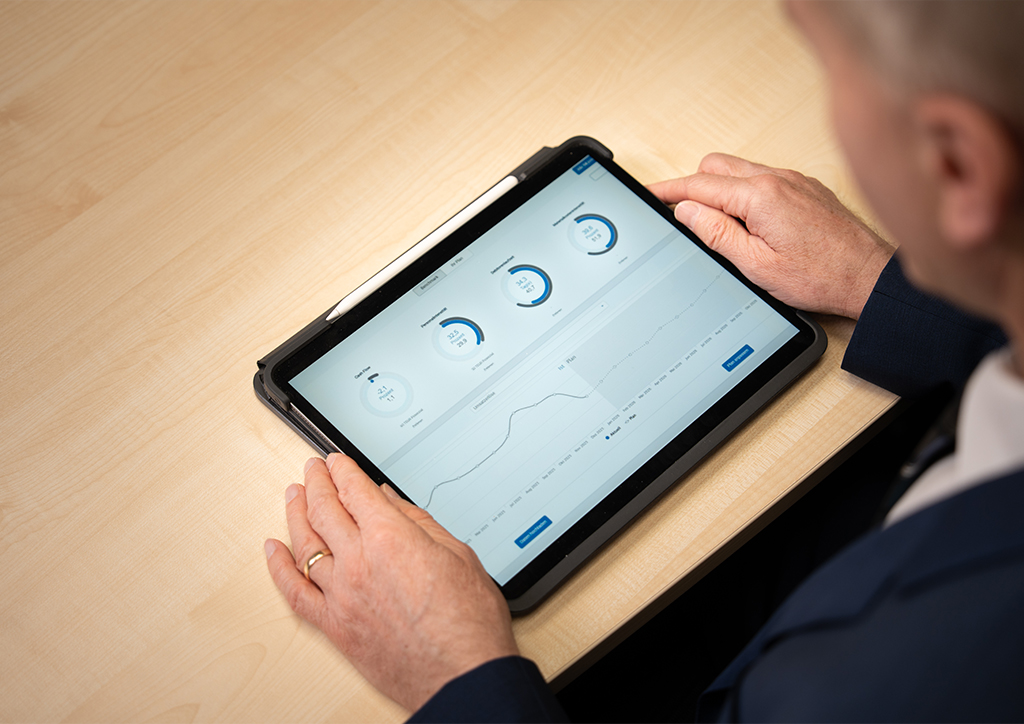 Sebastian Hollmann analysiert digitale Finanzkennzahlen auf einem Tablet in der Kanzlei in Rheda-Wiedenbrück.