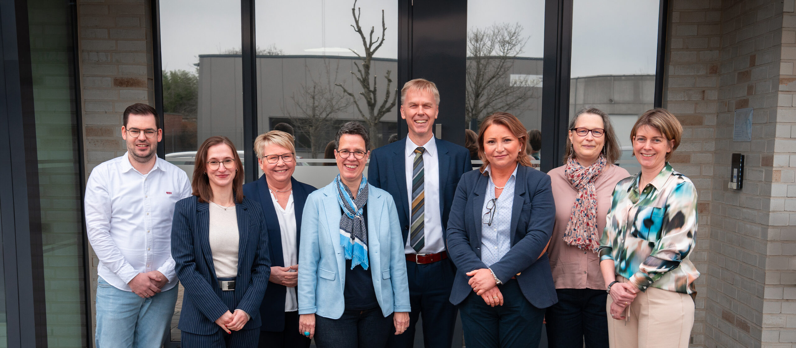Team der Dr. Hollmann Steuerberatungsgesellschaft mbH mit Sebastian Hollmann vor der Kanzlei in Rheda-Wiedenbrück.