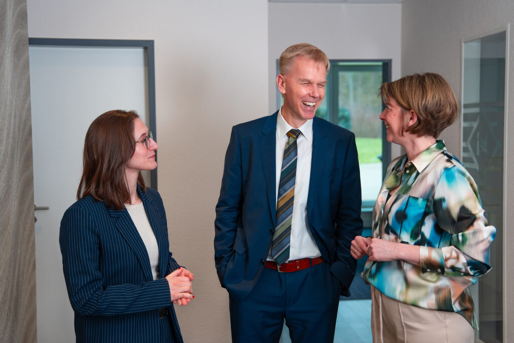 Sebastian Hollmann im Gespräch mit Mitarbeiterinnen in der Kanzlei der Steuerberatung in Rheda-Wiedenbrück.